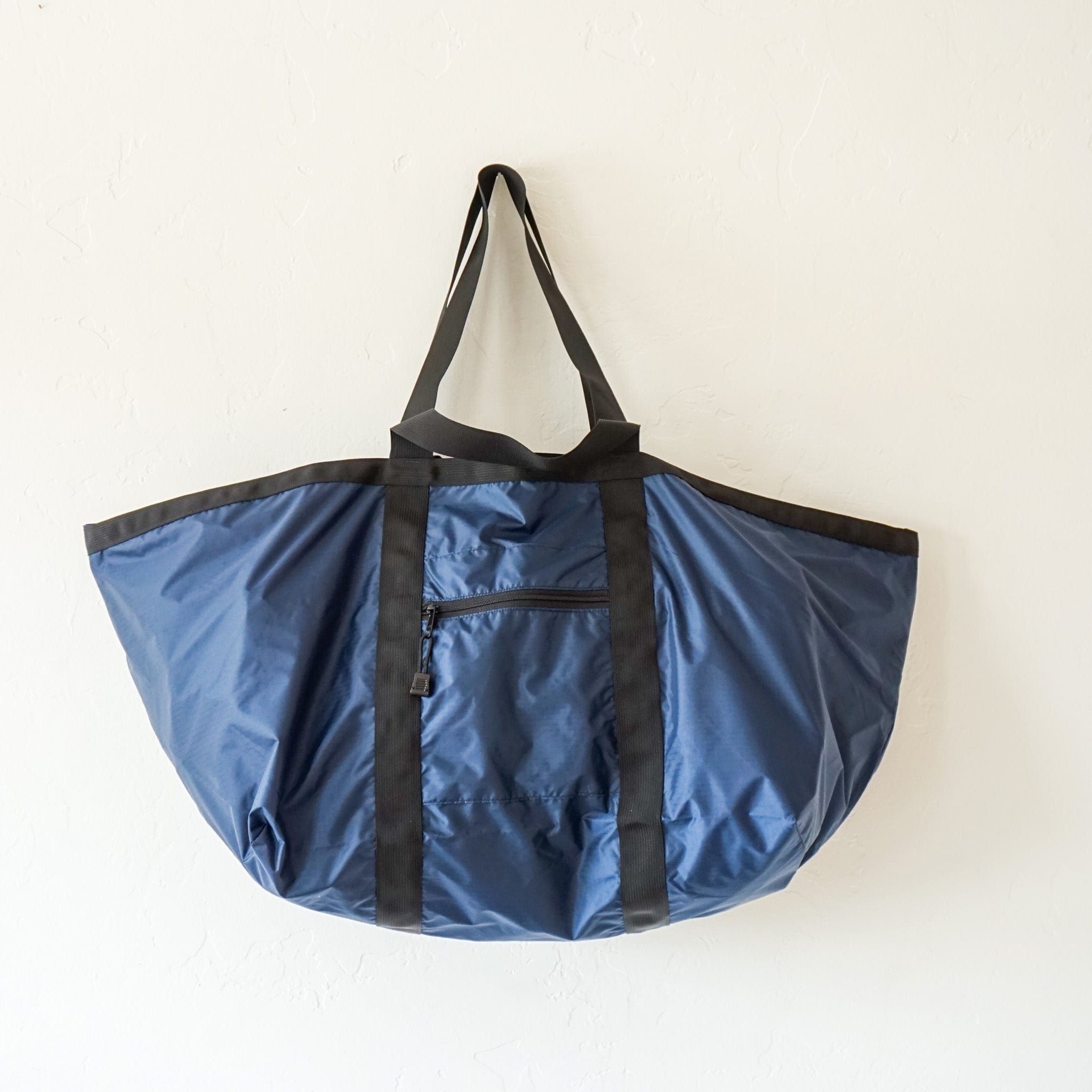 8.6.4 Apparel & Accessories Navy/Black Weekender Bag