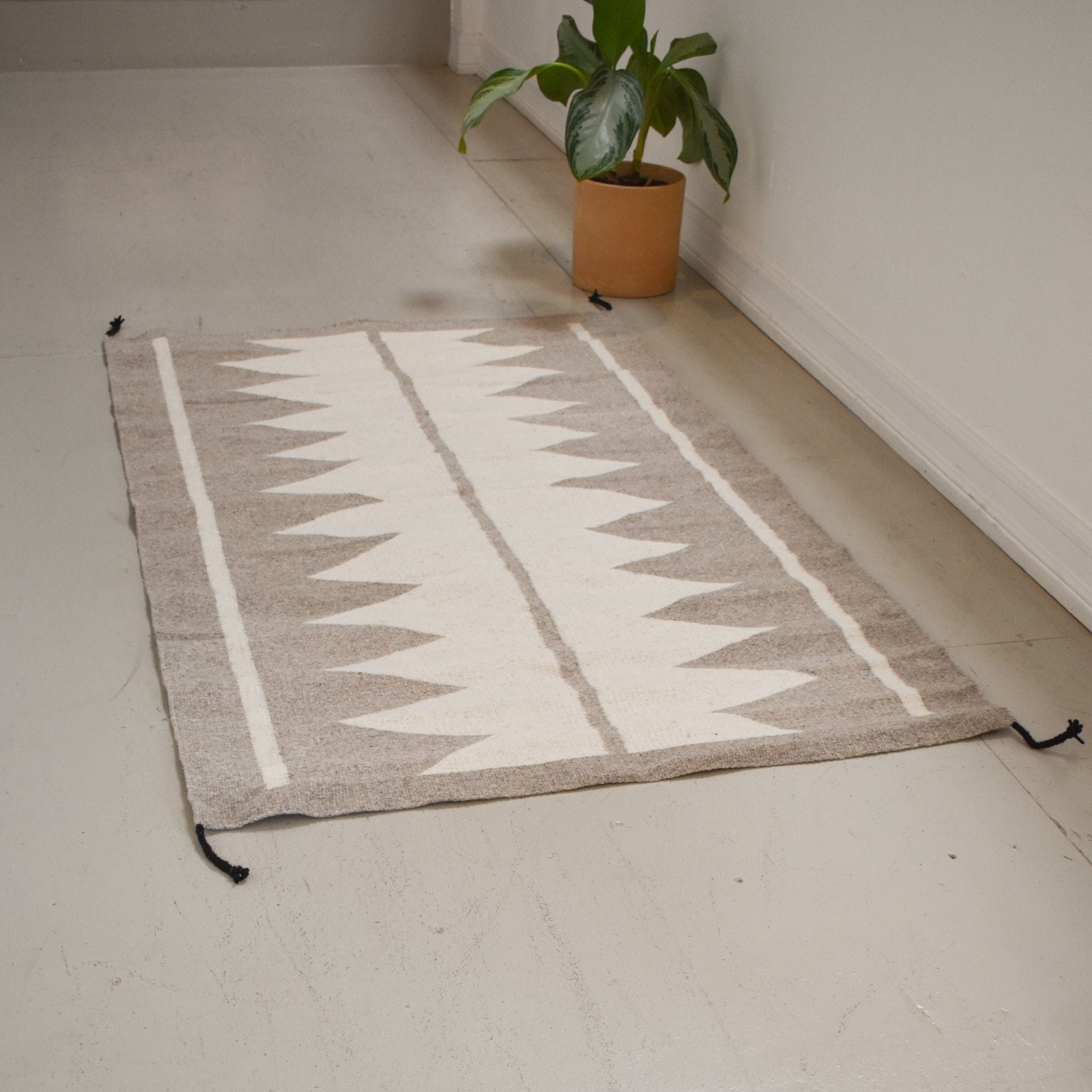 Archive New York Decor Zapotec Natural and Grey Rug with Black Tassels - 3 x 5